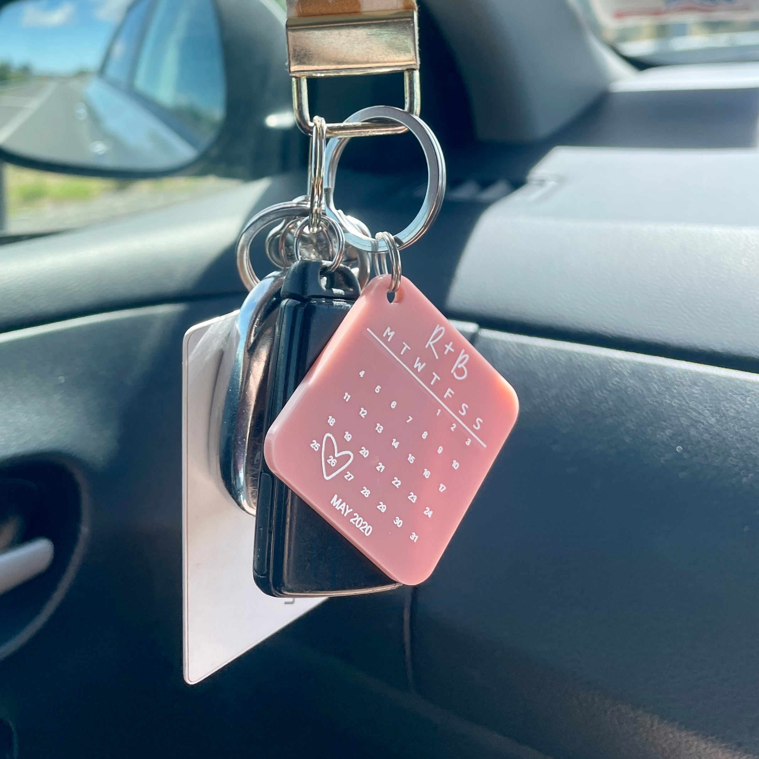 acrylic keyring with an engraved calendar and a special wedding date highlighted in a heart